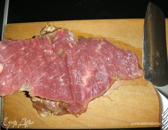 Мясо разрезать вдоль и посолить по вкусу.