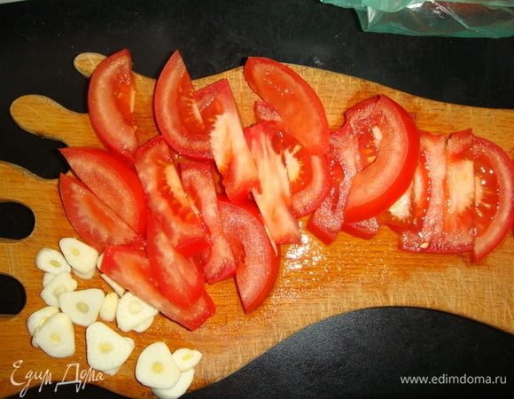 Помидоры нарезать брусочками, чеснок — кружочками.