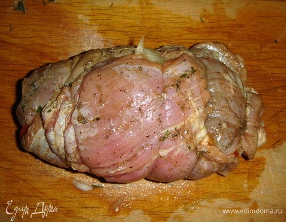 Свернуть мясо в рулет и перевязать ниткой.