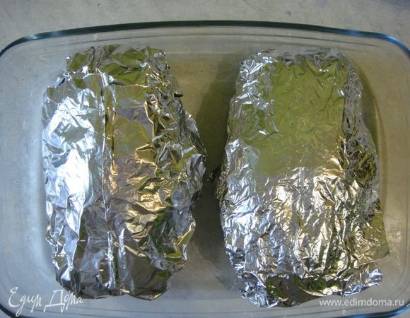 Завернуть рулеты в фольгу и положить в форму с бортами для запекания. Поставить в разогретую до 200°С духовку на 1 час.