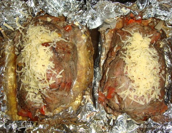 Через час развернуть рулеты и посыпать натертым сыром, запекать еще 15 минут.