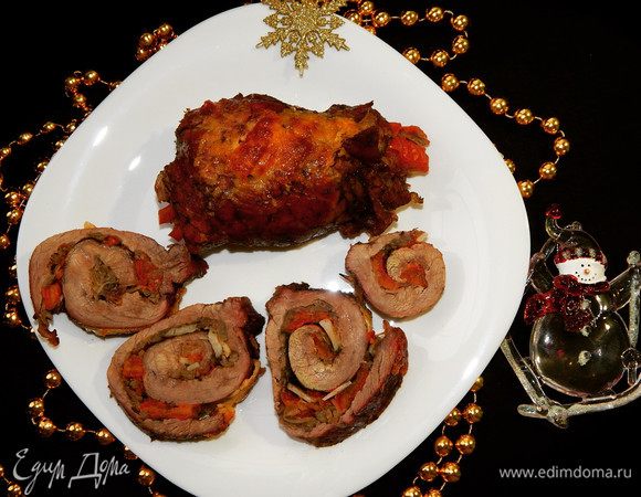 Перед подачей с рулетов снять нитки и тонко нарезать. Приятного аппетита и веселого Нового года!