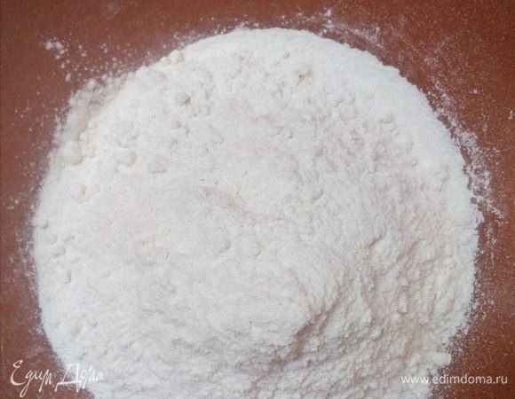 Муку просеять через сито, добавить дрожжи, щепотку соли, сахар, перемешать.