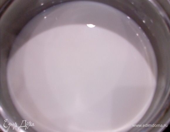 Молоко подогреть, влить вместе с минеральной водой в муку и вымешать тесто.