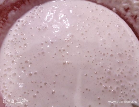 Соду погасить небольшим количеством лимонного сока, добавить в тесто, перемешать и дать постоять 10 минут.