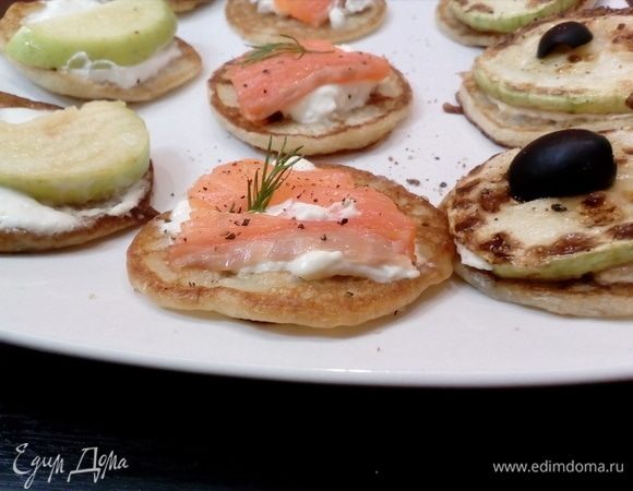 Приготовить крем, соединив сметану с творожным сливочным кремом (для соленых закусок). Приготовить сладкий крем, соединив сметану с сахаром, корицей и 1 ч. ложкой лимонного сока (для фруктовых закусок).

