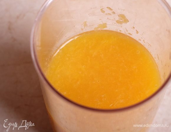 Мармелад варится из фруктового или ягодного пюре. Пюре можно купить в магазинах для кондитеров (продается в вакуумных упаковках или в замороженном виде), либо приготовить самим. Я апельсиновое пюре сделала сама. Расскажу как. Понадобится обычная соковыжималка для цитрусовых. Апельсины вымыть, разрезать пополам и выжать сок. Важно выжимать сок через редкую решетку, чтобы сок получался с мякотью, а мякоть, которая «оседает» на решетке, ни в коем случае не выбрасывать, потом мы ее будем использовать.