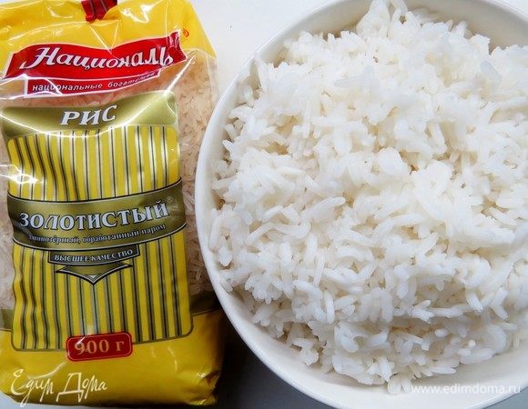 Первым делом для нашего рулета нужно отварить рис Золотистый ТМ «Националь». Промываем рис несколько раз в холодной воде и варим согласно инструкции на упаковке примерно 20–25 минут. Готовому рису даем остыть.