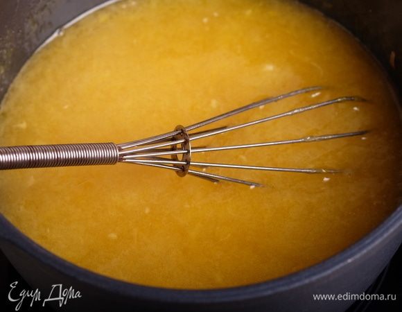 Нагревать пюре до появления первых признаков кипения и, непрерывно мешая венчиком, высыпать сахарно-пектиновую смесь.