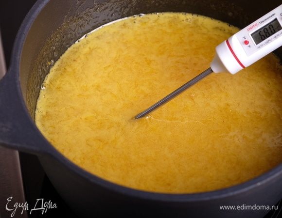 Довести смесь до хорошего кипения и влить сироп глюкозы. Тщательно перемешивать венчиком! Варить мармелад до достижения им температуры 107°С. На этом фото мармелад после добавления сиропа глюкозы, еще не закипевший.