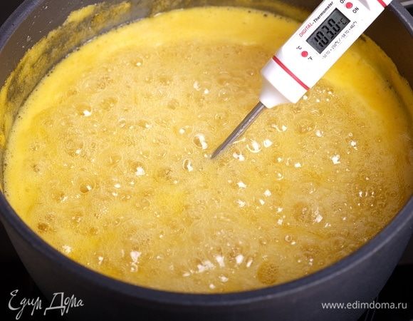 На этом фото температура 103°С. Варить мармелад нужно на огне, чуть выше среднего (7 из 10), периодически перемешивая венчиком. Температура будет расти очень медленно, порой будет казаться, что ничего не происходит. Просто наберитесь терпения.