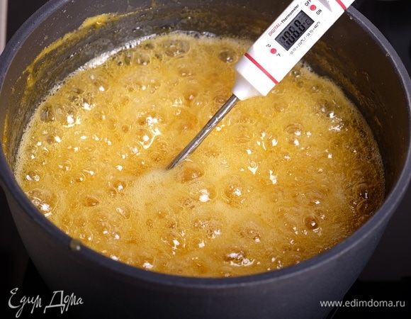 На этом фото температура уже 106°С — мармелад скоро сварится! Пока варится мармелад, нужно подготовить форму — прямоугольную рамку поставить на силиконовый коврик.