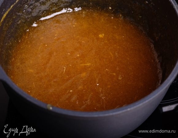 Когда температура достигнута (107°С), вливаем в мармелад приготовленный раствор лимонной кислоты и тщательно перемешиваем венчиком.