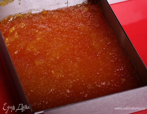 Теперь нужно незамедлительно перелить мармелад в подготовленную форму. В моем пюре было много волокон, поэтому он такой «лохматый», но я, наоборот, люблю, чтобы в пюре был не только сок.