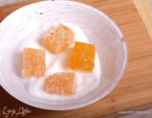Если все сделано правильно (хороший качественный пектин, правильно измеренный вес всех ингредиентов, верная температура), то уже через 10–20 минут ваш мармелад застынет. Нужно дождаться, пока он окончательно хорошо остынет при комнатной температуре (ни в коем случае не ставить в холодильник!) Далее нарезать пласт мармелада на ломтики и обвалять в мелком сахаре.