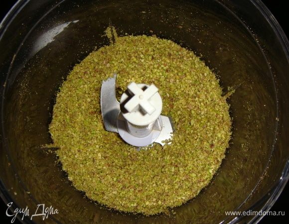 Фисташки, паприку, корицу, кайенский перец, зиру, кориандр, мускатный орех сложить в чашу блендера и измельчить в мелкую крошку.