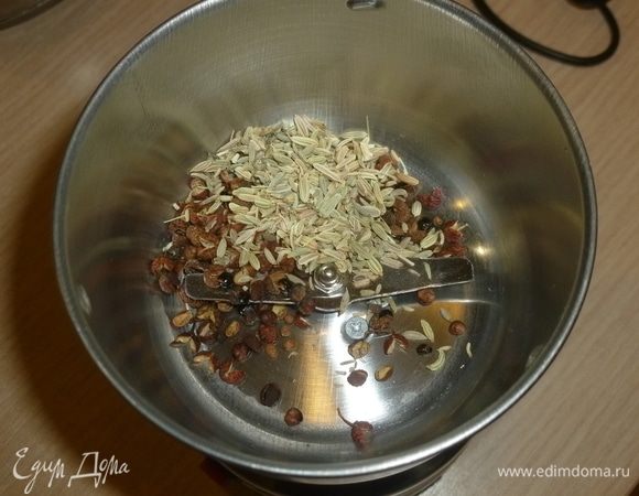 Если все специи изначально молотые, то достаточно просто их смешать. Если нет, то можно смолоть их в кофемолке (или измельчить в ступке). Для рецепта понадобится 1 ч. л., остальное можно хранить в баночке. Такая смесь очень часто используется в рецептах азиатской кухни.