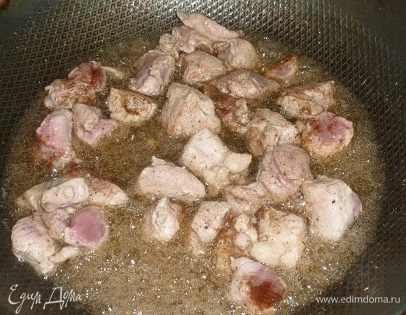 Свиную вырезку разрезать на кубики по 2 см. Лук и перец нарезать кубиками. Чеснок и имбирь тонко нарезать. Разогреть вок (или большую сковороду), плеснуть немного масла. Выложить свинину, добавить «Пять специй». Жарить пару минут, переложить шумовкой в миску.