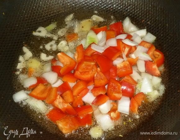 Положить в вок нарезанные ингредиенты, жарить 2 минуты.