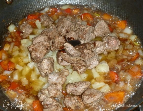 Добавить свинину и бальзамический уксус. Приправить перцем. Прогреть. Проверить свинину на готовность.