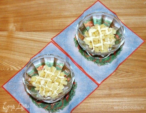 Выкладываем салат в креманки слоями. Каждый слой, кроме рыбы, солим по вкусу. 
Первый слой — картофель+майонез.