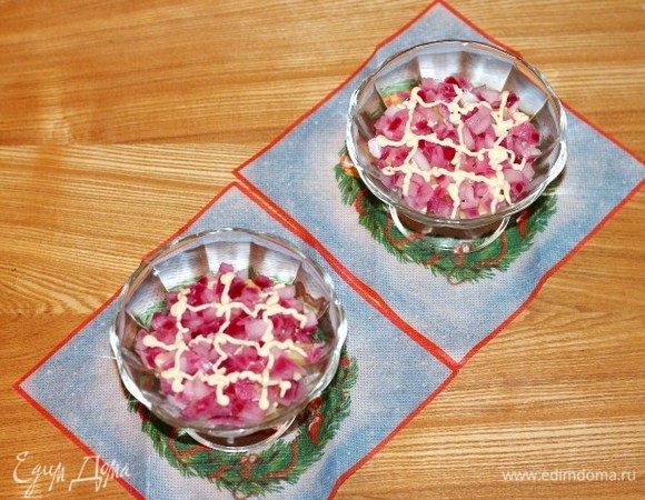 Второй слой — лук+майонез.
