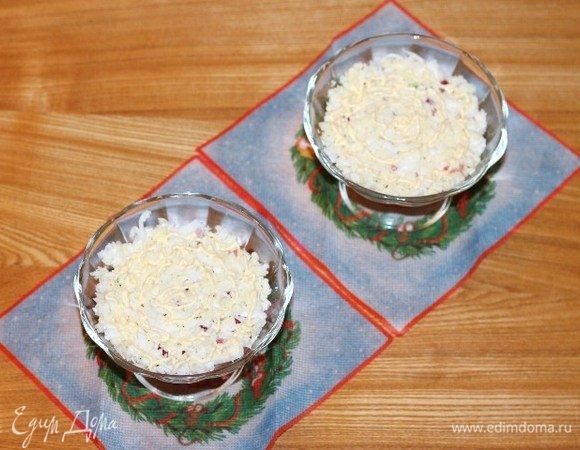 Третий слой — яйцо+майонез.