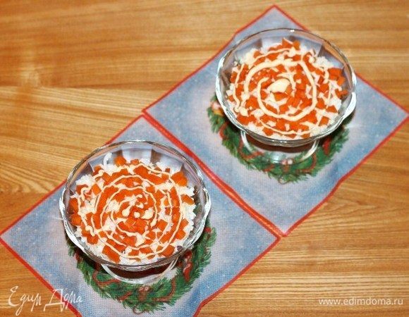 Четвертый слой — морковь+майонез.
