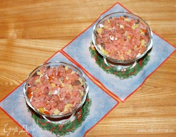 Пятый слой — рыба, майонезом не смазываем, т. к. она масленая.
