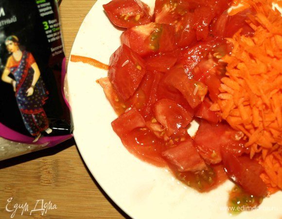 Помидоры бланшировать, снять шкурку. Нарезать кусочками. Стараться сохранить сок. Морковь очистить и натереть на крупной терке.