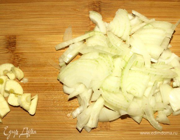 Лук, чеснок очистить. Лук нарезать полукольцами. Чеснок разрезать на несколько частей.