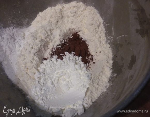 В другой емкости соединить сухие ингредиенты теста. 