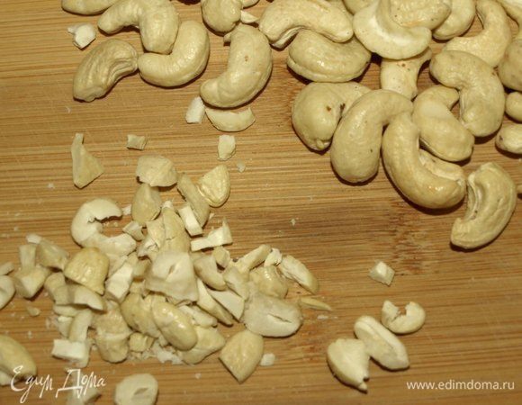 Орехи кешью обжарить на сухой сковороде. Порубить. Посыпать рис со шпинатом орехами.