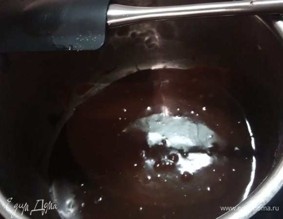 Нугу растопить в сотейнике (на очень маленьком огне, чтобы не кипело и не подгорело), размешать до однородности. Охладить до более плотной консистенции. 