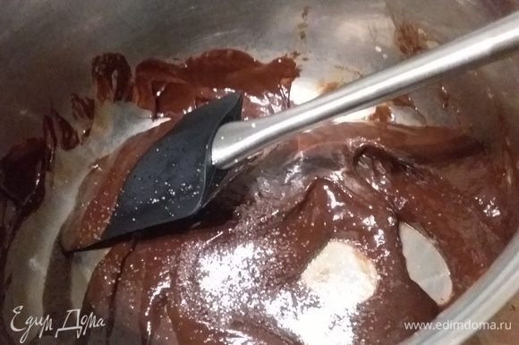 В сотейнике соединить шоколад со сливками, на маленьком огне растопить шоколад, перемешать до однородной консистенции и добавить соль. В оригинальном рецепте соли 1 чайная ложка, но я добавила соль по вкусу. Получилось очень оригинально.