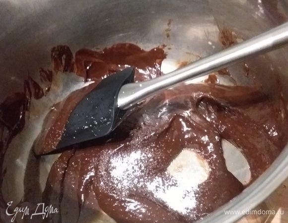 В сотейнике соединить шоколад со сливками, на маленьком огне растопить шоколад, перемешать до однородной консистенции и добавить соль. В оригинальном рецепте соли 1 чайная ложка, но я добавила соль по вкусу. Получилось очень оригинально.