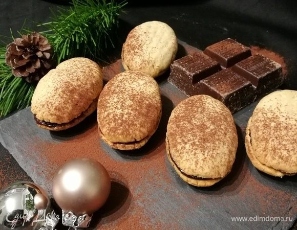 Дать ганашу остыть и скрепиться. Промазать половину мадлен шоколадом и скрепить между собой.