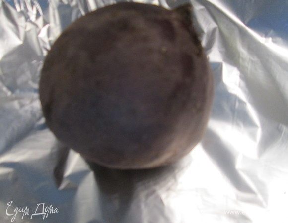 Запекаем свеклу в духовке: заворачиваем в фольгу и запекаем при 180°С 50 минут. Остужаем в фольге.