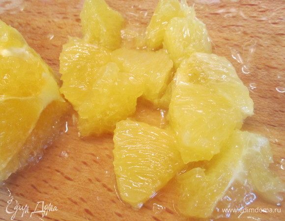 Апельсин очищаем от кожуры и нарезаем кусочками. Сок собираем в емкость.