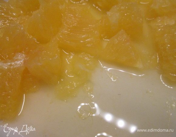 Сок с сахаром слегка увариваем и возвращаем к апельсинам.