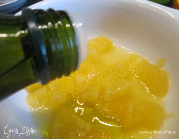Добавляем к апельсинам оливковое масло.