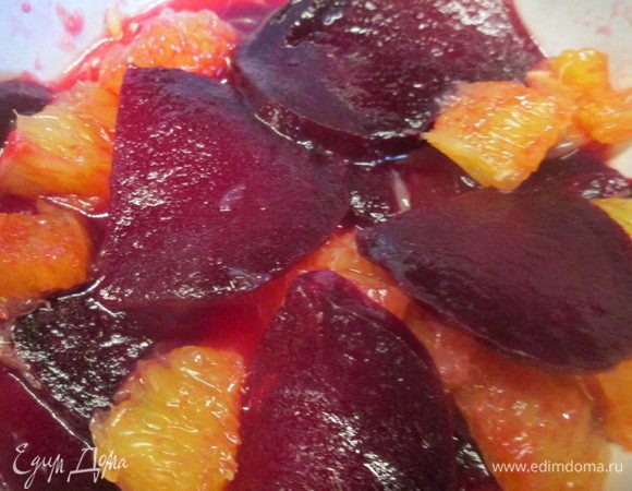Свеклу нарезаем пластинами, укладываем в апельсиновую смесь, добавляем горчицу, держим ее в этом соусе пару минут, перемешиваем. 
