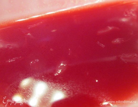 Жидкость сливаем в отдельную емкость.