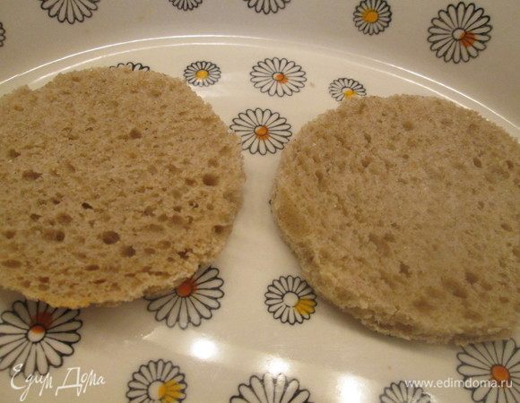 Хлеб вырезаем кружочками или делаем любой другой формы. Подсушиваем в тостере или духовке.