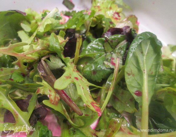 Микс зелени сбрызгиваем свекольно-апельсиновым соусом.