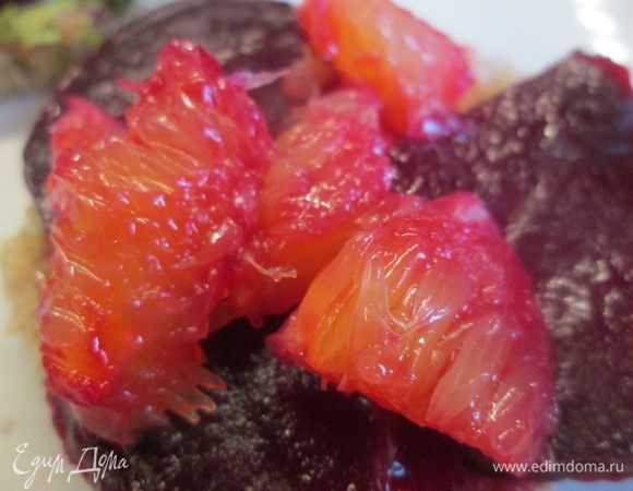 На тост укладываем ломтики свеклы, апельсина.