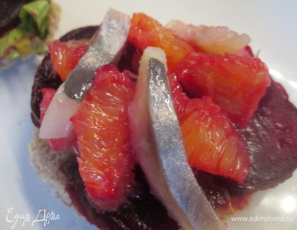 Добавляем кусочки сельди.