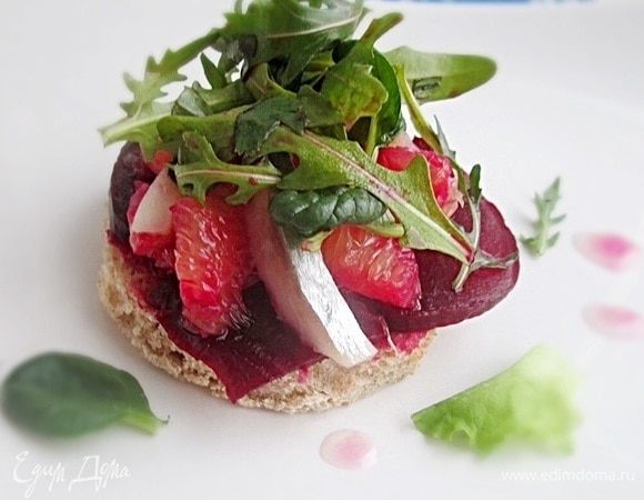 Последний штрих — зелень. Ее укладываем пышной шапочкой.