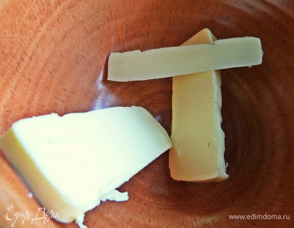 Масло поместить в микроволновку на 1–2 минуты.