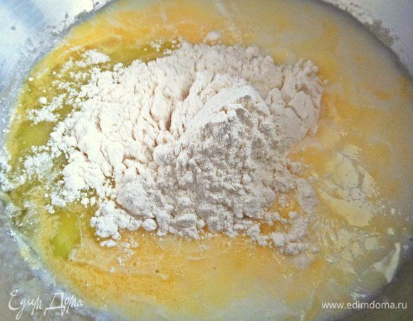 Просеять в чашу муку и соль.